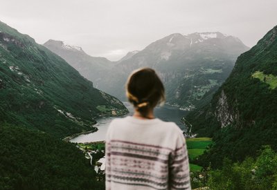 Eine Frau schaut sich ein Gebirge an